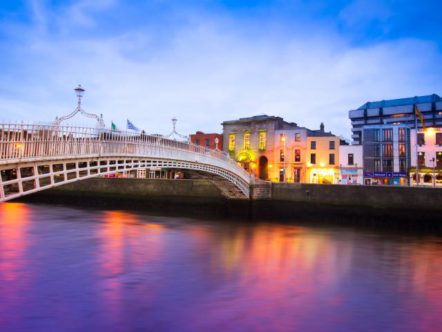 Dublin , Ha-penny Bridge , Temple Bar Hotel, 